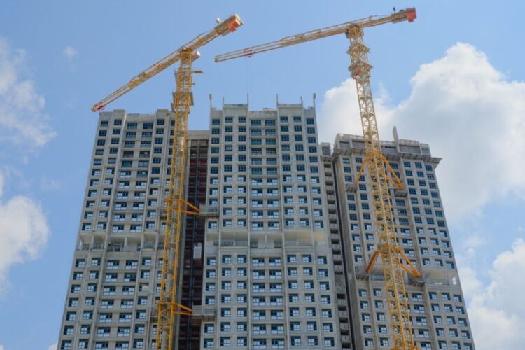 Managing Public Safety During Mobile Crane Setups on City Streets
