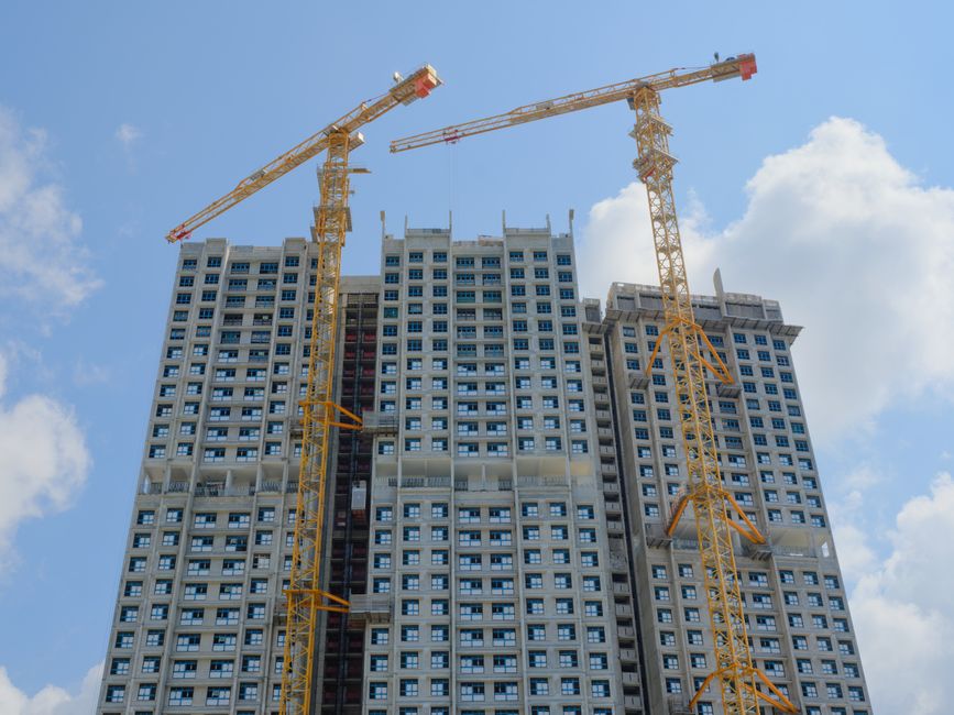 Managing Public Safety During Mobile Crane Setups on City Streets